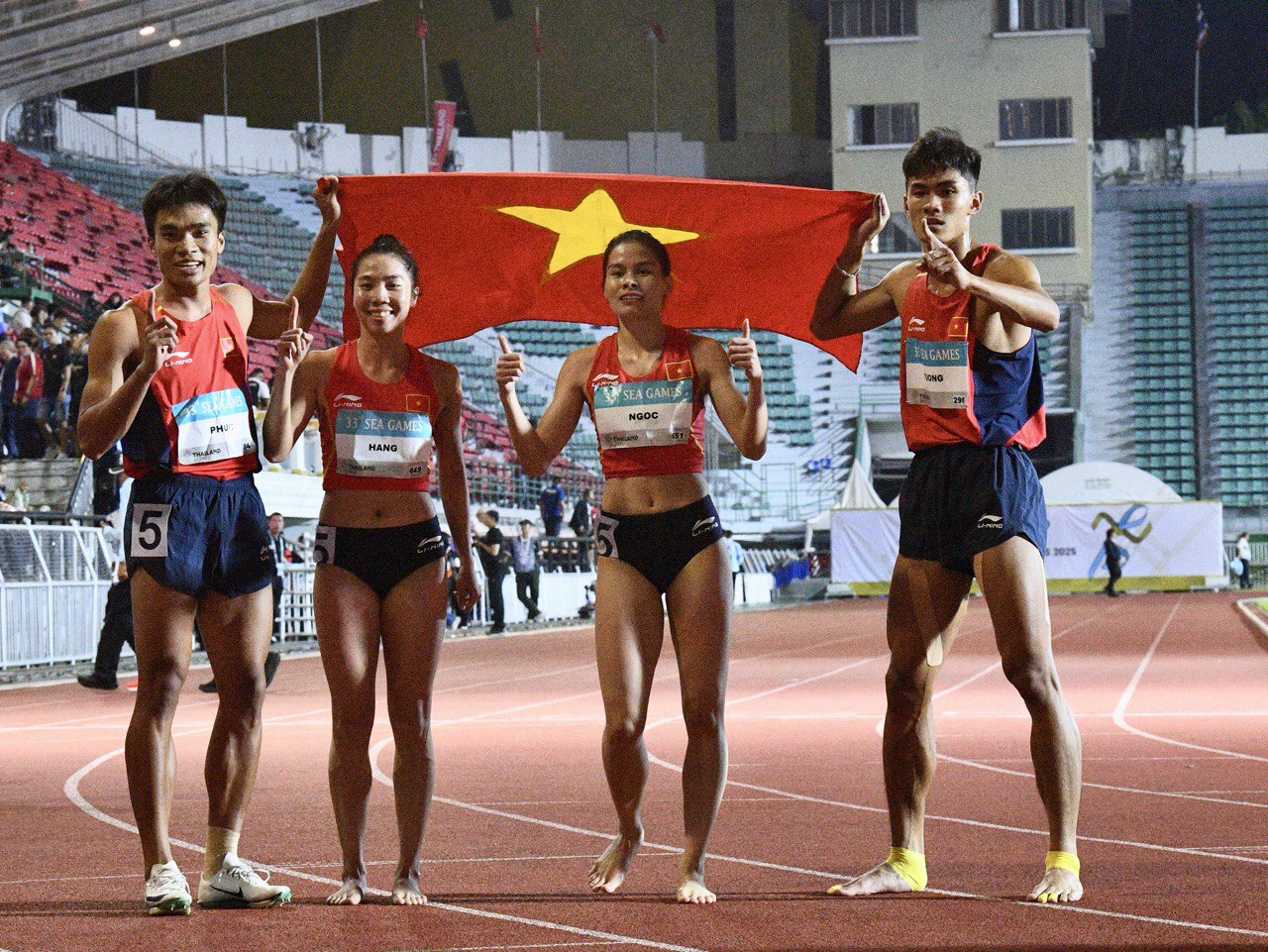 Điền kinh Việt Nam lập kỷ lục SEA Games, 4 chàng trai cô gái Việt khiến đối thủ phải "khiếp sợ" trên đường chạy- Ảnh 1. Điền kinh Việt Nam lập kỷ lục SEA Games, 4 chàng trai cô gái Việt khiến đối thủ phải "khiếp sợ" trên đường chạy- Ảnh 1.