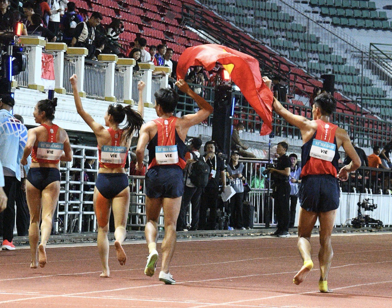 Điền kinh Việt Nam lập kỷ lục SEA Games, 4 chàng trai cô gái Việt khiến đối thủ phải "khiếp sợ" trên đường chạy- Ảnh 3. Điền kinh Việt Nam lập kỷ lục SEA Games, 4 chàng trai cô gái Việt khiến đối thủ phải "khiếp sợ" trên đường chạy- Ảnh 3.
