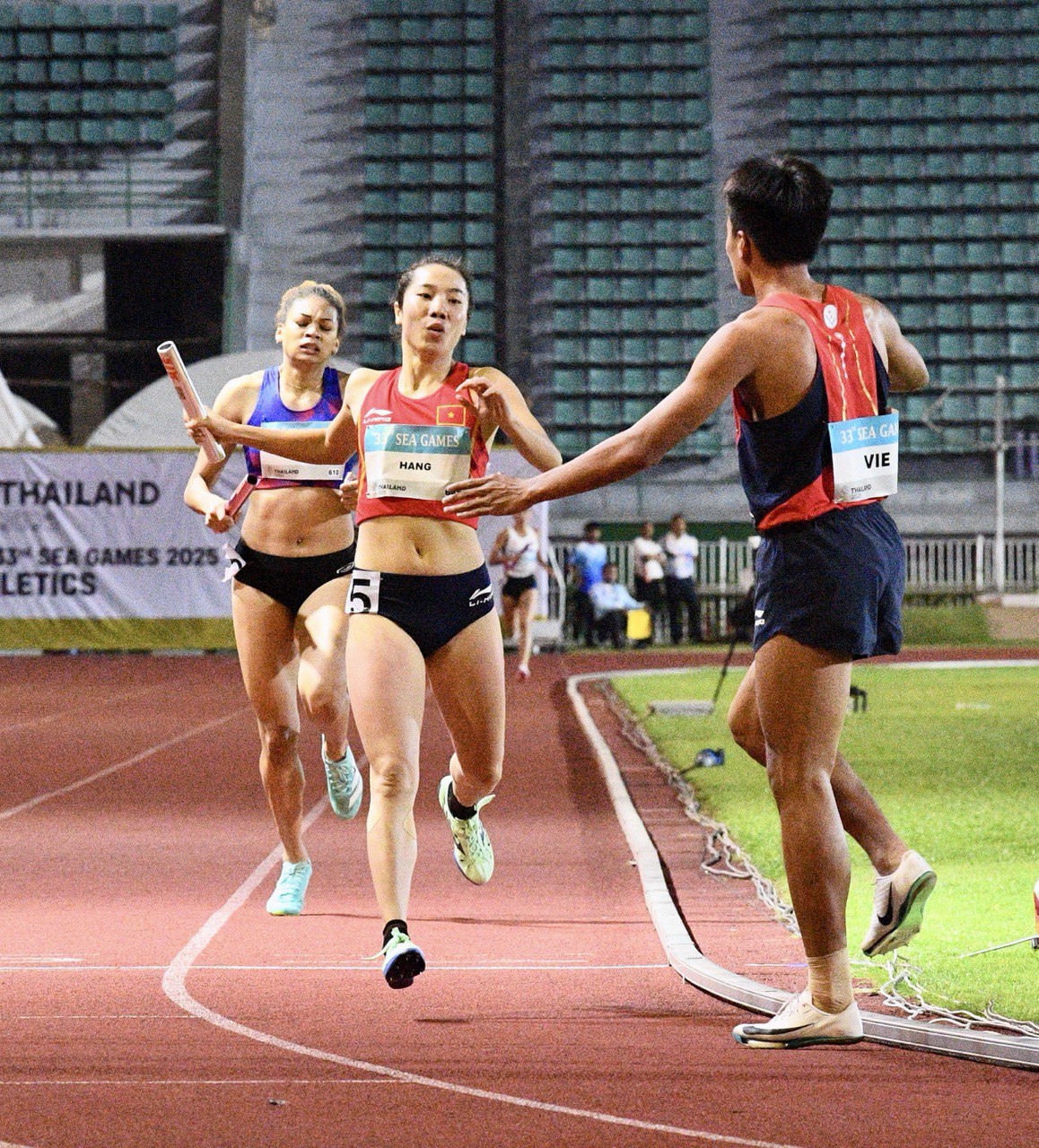 Điền kinh Việt Nam lập kỷ lục SEA Games, 4 chàng trai cô gái Việt khiến đối thủ phải "khiếp sợ" trên đường chạy- Ảnh 11. Điền kinh Việt Nam lập kỷ lục SEA Games, 4 chàng trai cô gái Việt khiến đối thủ phải "khiếp sợ" trên đường chạy- Ảnh 11.