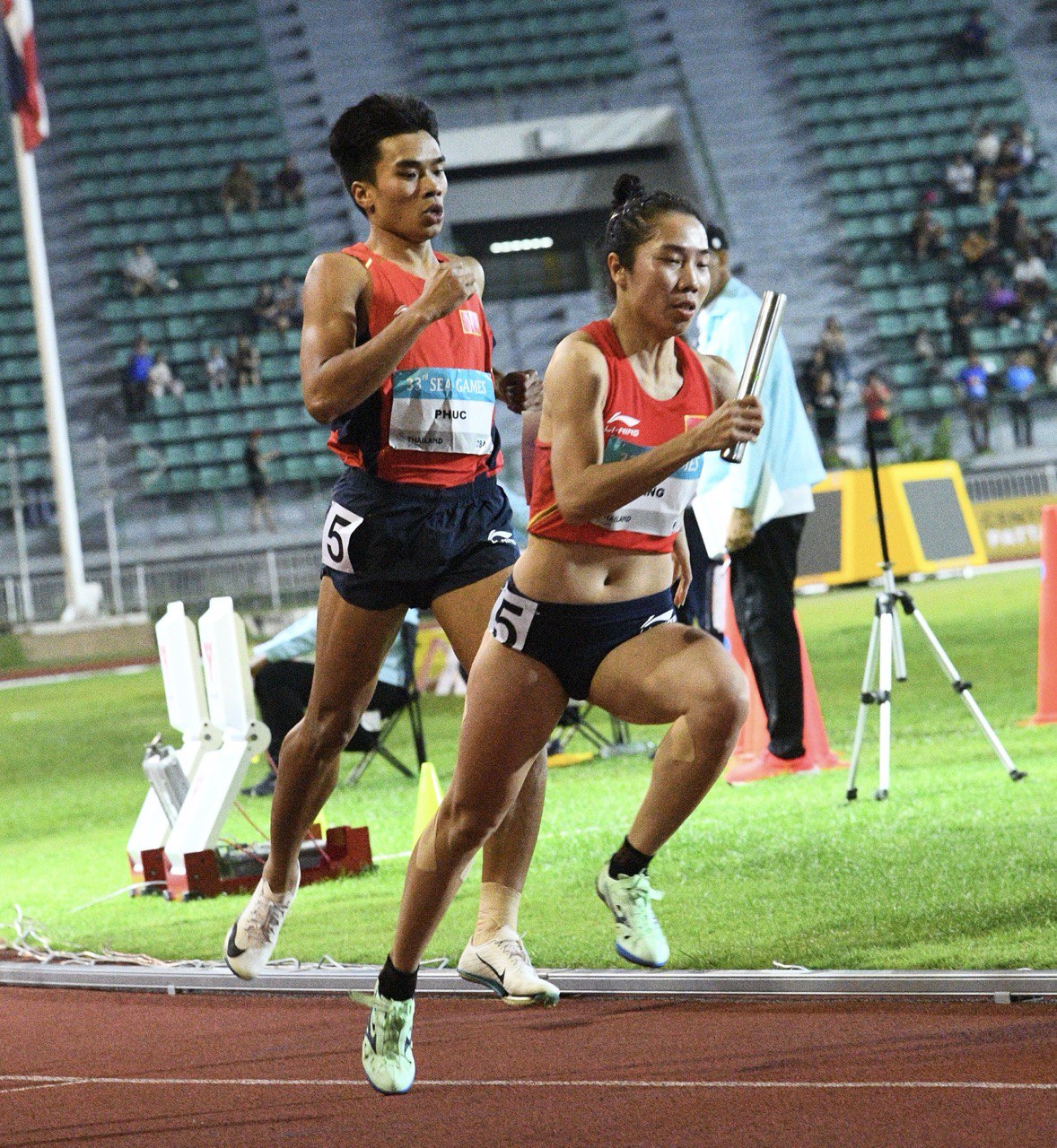 Điền kinh Việt Nam lập kỷ lục SEA Games, 4 chàng trai cô gái Việt khiến đối thủ phải "khiếp sợ" trên đường chạy- Ảnh 10. Điền kinh Việt Nam lập kỷ lục SEA Games, 4 chàng trai cô gái Việt khiến đối thủ phải "khiếp sợ" trên đường chạy- Ảnh 10.