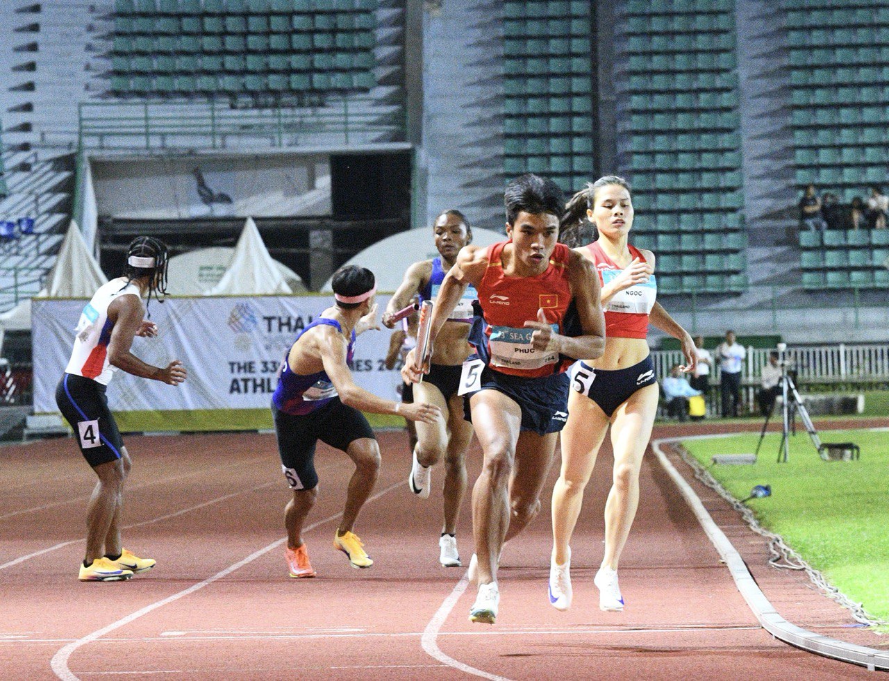 Điền kinh Việt Nam lập kỷ lục SEA Games, 4 chàng trai cô gái Việt khiến đối thủ phải "khiếp sợ" trên đường chạy- Ảnh 8. Điền kinh Việt Nam lập kỷ lục SEA Games, 4 chàng trai cô gái Việt khiến đối thủ phải "khiếp sợ" trên đường chạy- Ảnh 8.