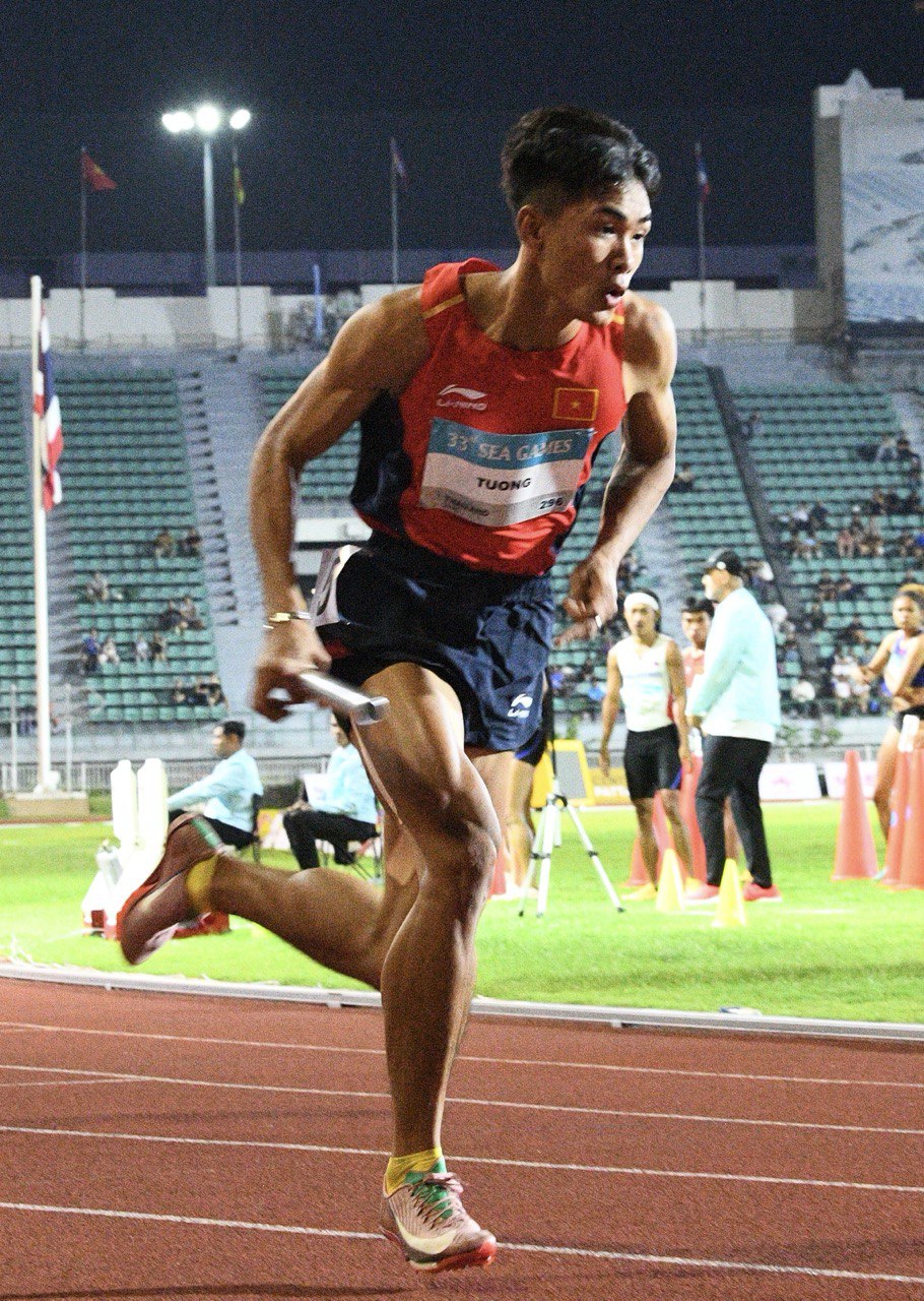 Điền kinh Việt Nam lập kỷ lục SEA Games, 4 chàng trai cô gái Việt khiến đối thủ phải "khiếp sợ" trên đường chạy- Ảnh 5. Điền kinh Việt Nam lập kỷ lục SEA Games, 4 chàng trai cô gái Việt khiến đối thủ phải "khiếp sợ" trên đường chạy- Ảnh 5.