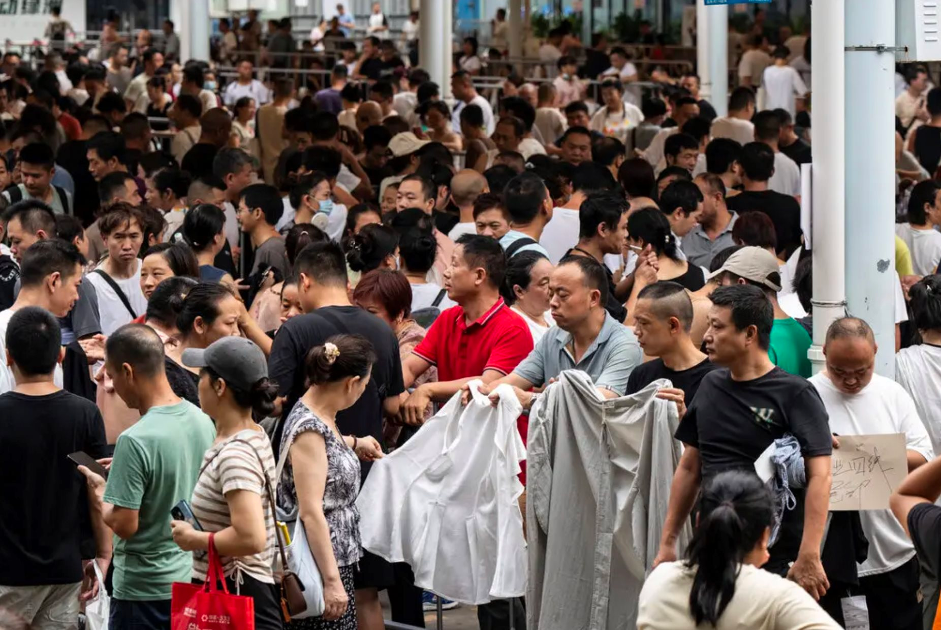 Kinh tế Trung Quốc x&aacute;o trộn chưa từng c&oacute; trong gần 50 năm- Ảnh 1.