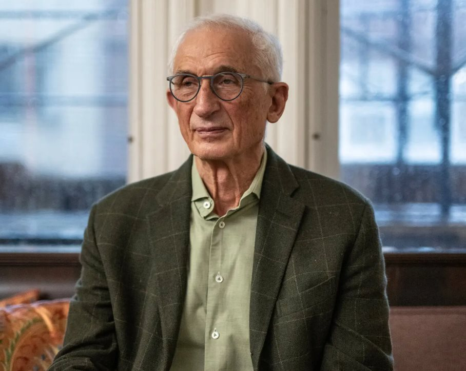 Cụ ông bị lừa chuyển khoản 2,2 tỷ đồng sau khi tải một ứng dụng- Ảnh 1.