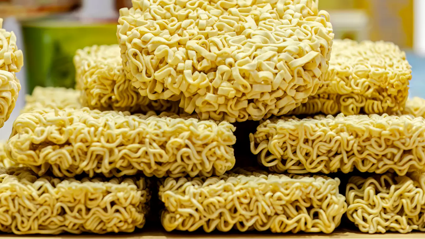 Bé trai 13 tuổi tử vong sau khi ăn liên tục 3 gói mì ăn liền chưa nấu- Ảnh 1. Bé trai 13 tuổi tử vong sau khi ăn liên tục 3 gói mì ăn liền chưa nấu- Ảnh 1.