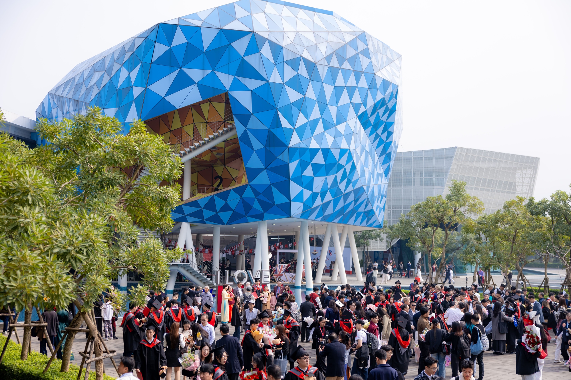 Lễ tốt nghiệp tại ngôi trường có khuôn viên nghìn tỷ, không gian và chất lượng đều 5 sao- Ảnh 4. Lễ tốt nghiệp tại ngôi trường có khuôn viên nghìn tỷ, không gian và chất lượng đều 5 sao- Ảnh 4.