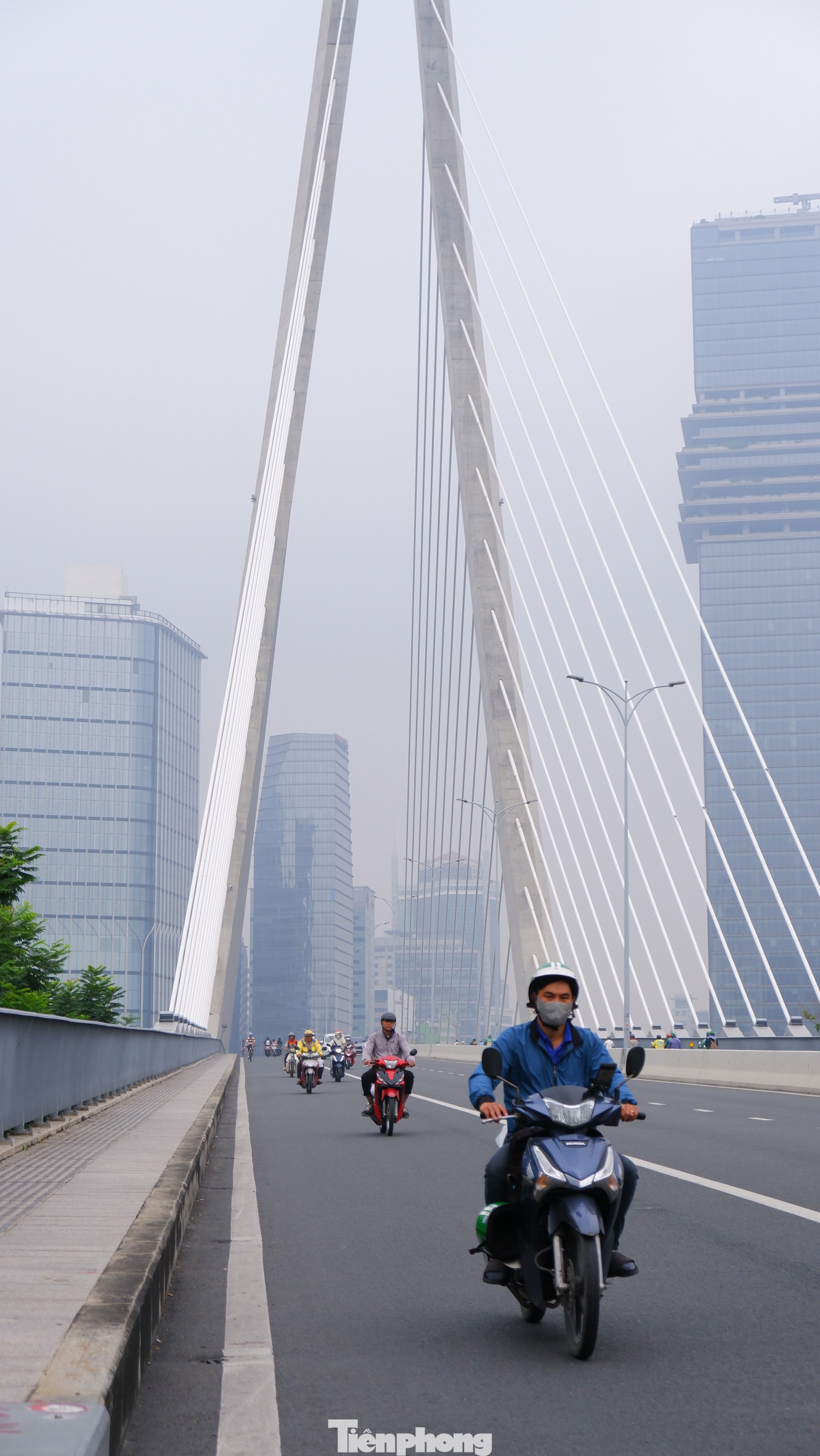 Bầu trời TPHCM đục ngầu, nồng độ bụi mịn vượt ngưỡng nhiều lần- Ảnh 12.