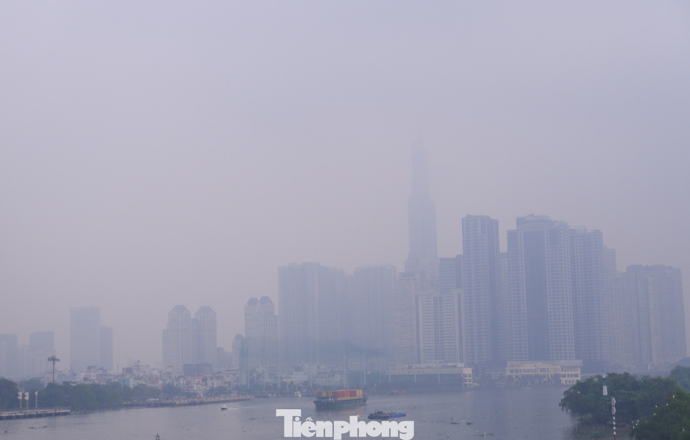 Bầu trời TPHCM đục ngầu, nồng độ bụi mịn vượt ngưỡng nhiều lần- Ảnh 1.