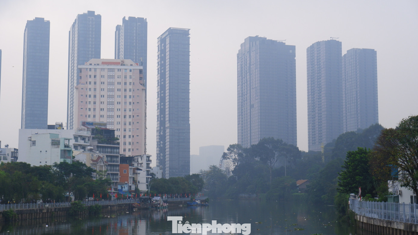 Bầu trời TPHCM đục ngầu, nồng độ bụi mịn vượt ngưỡng nhiều lần- Ảnh 13.