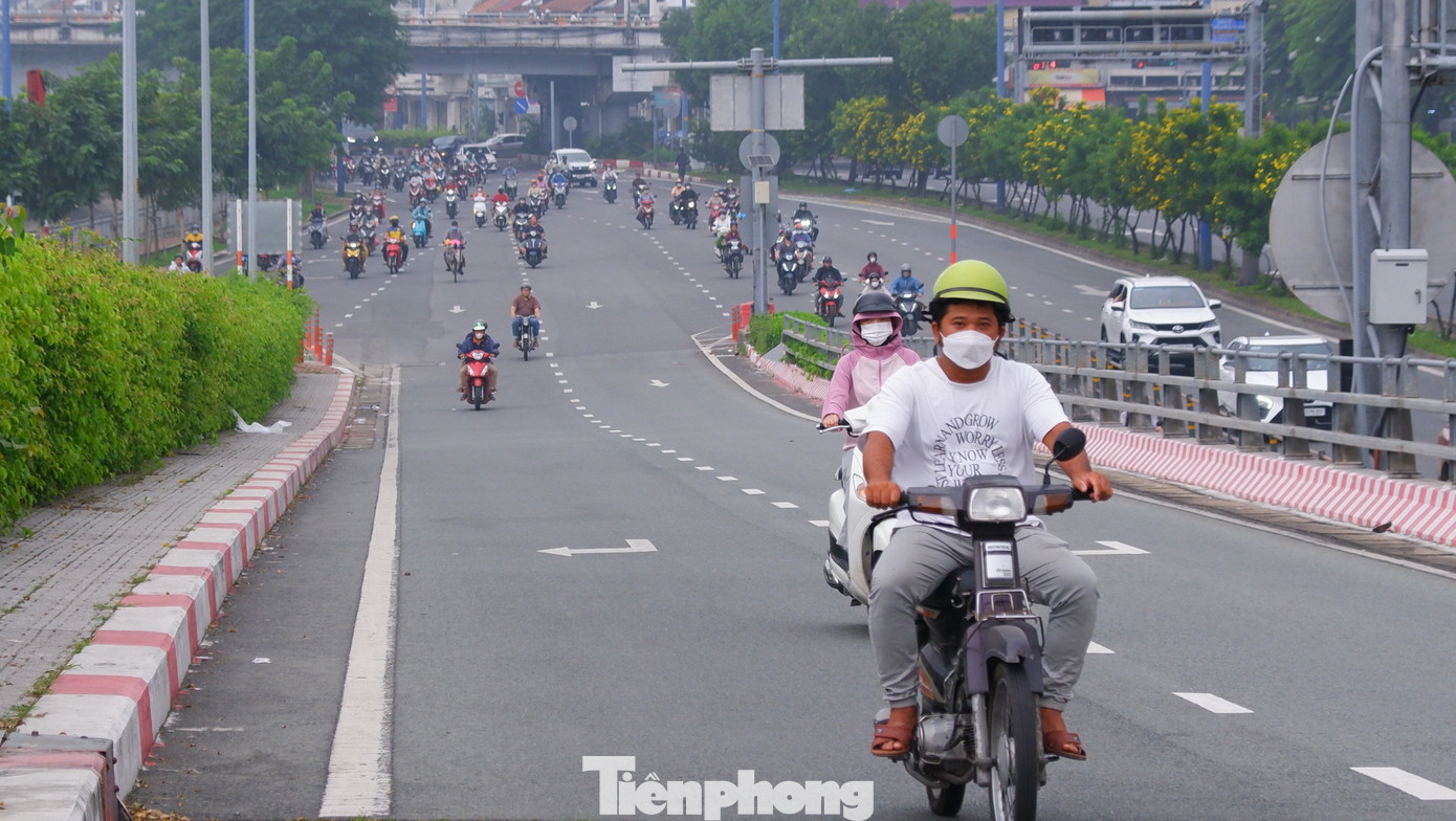 Bầu trời TPHCM đục ngầu, nồng độ bụi mịn vượt ngưỡng nhiều lần- Ảnh 9.