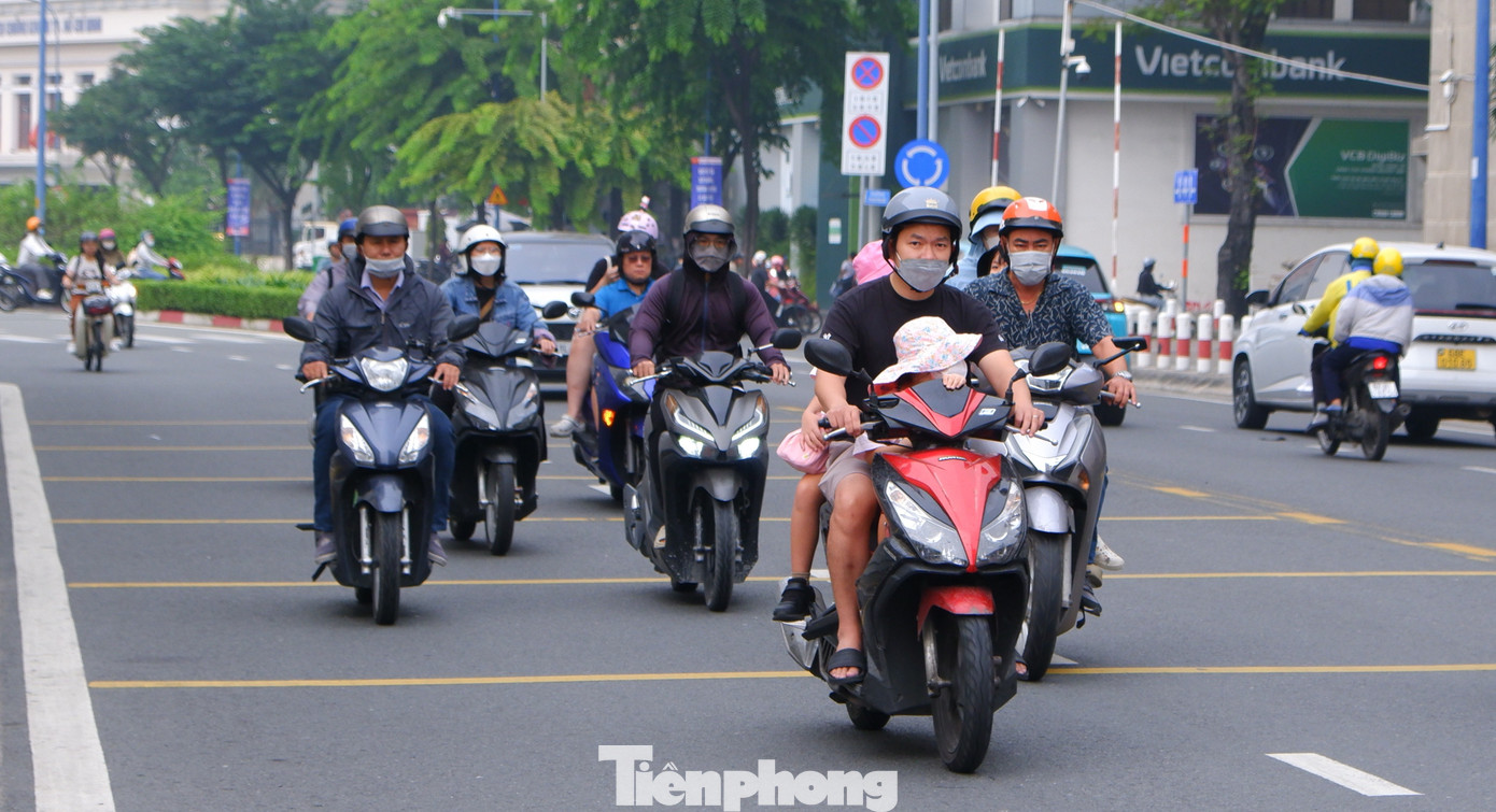 Bầu trời TPHCM đục ngầu, nồng độ bụi mịn vượt ngưỡng nhiều lần- Ảnh 10.