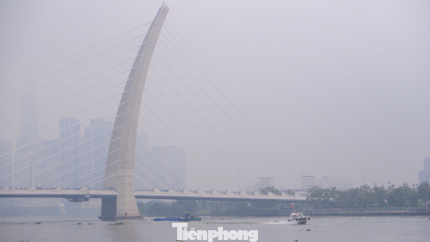 Bầu trời TPHCM đục ngầu, nồng độ bụi mịn vượt ngưỡng nhiều lần- Ảnh 3.