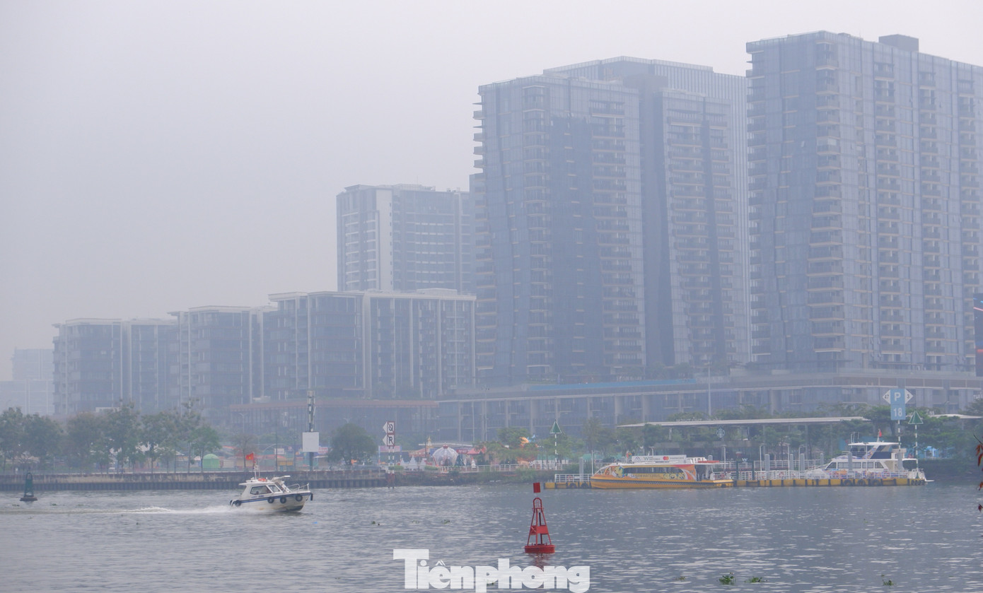 Bầu trời TPHCM đục ngầu, nồng độ bụi mịn vượt ngưỡng nhiều lần- Ảnh 4.