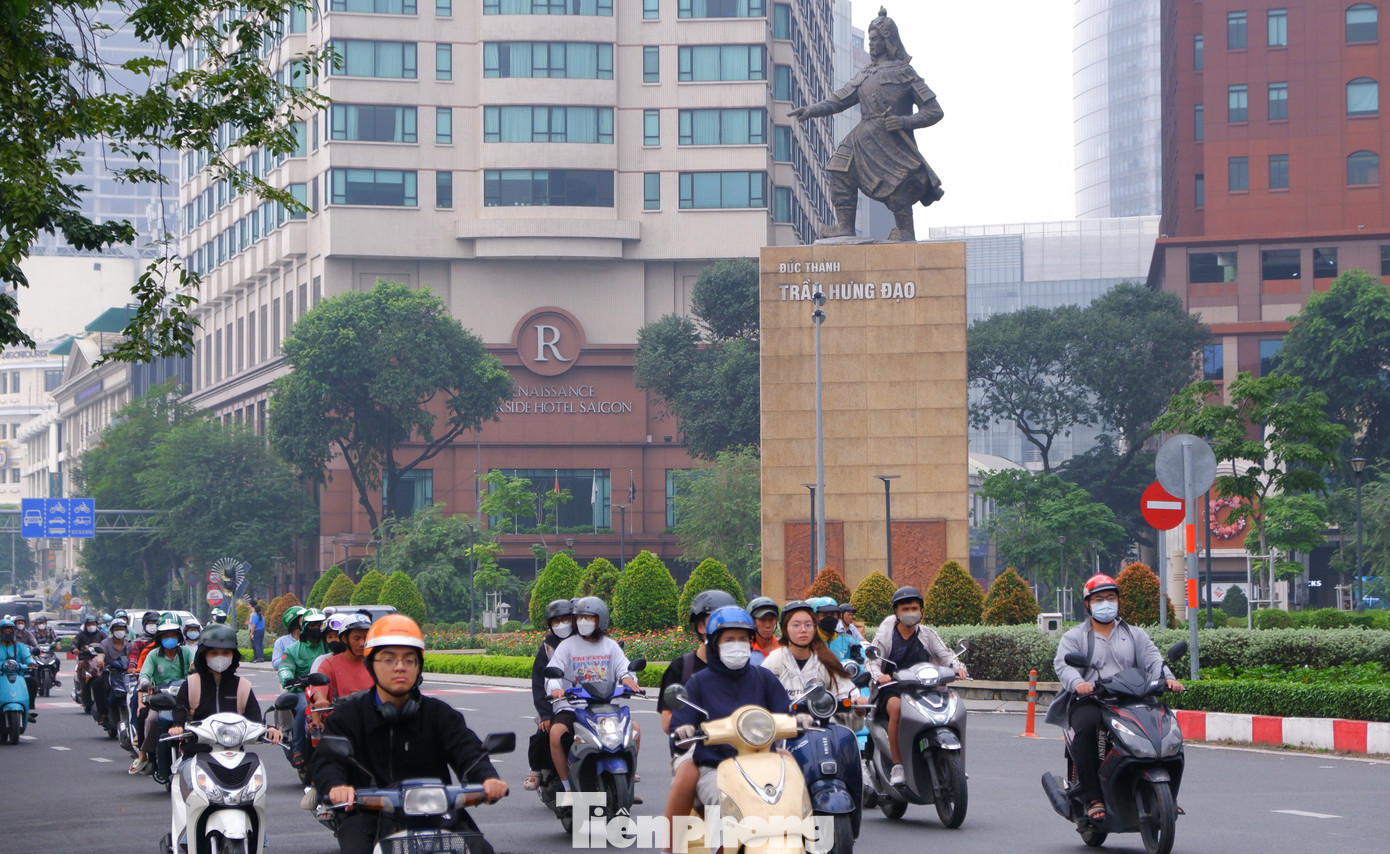Bầu trời TPHCM đục ngầu, nồng độ bụi mịn vượt ngưỡng nhiều lần- Ảnh 14.