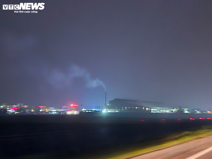 Khói đen xả thẳng lên trời, ruộng đồng vẫn đỏ lửa giữa ngày ô nhiễm đỉnh điểm- Ảnh 6.