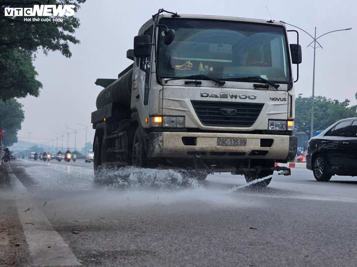 Khói đen xả thẳng lên trời, ruộng đồng vẫn đỏ lửa giữa ngày ô nhiễm đỉnh điểm- Ảnh 2.