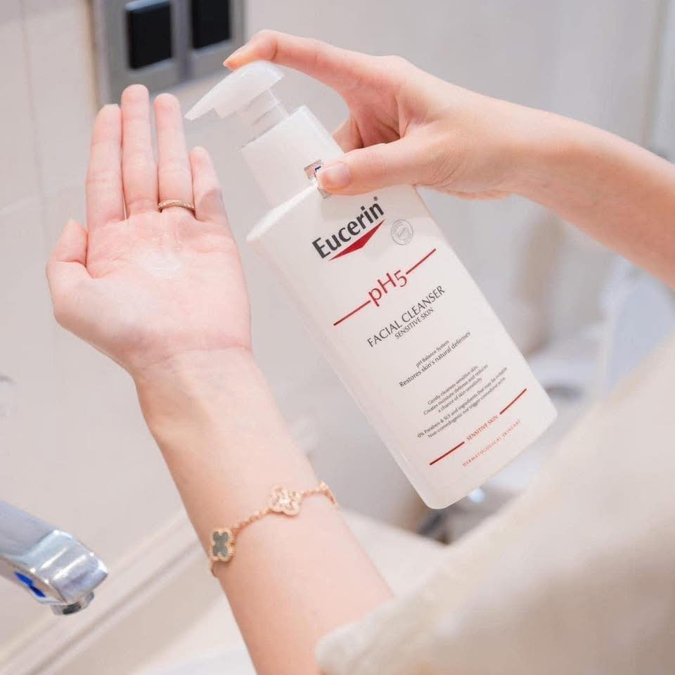 Buổi s&aacute;ng kh&ocirc;ng n&ecirc;n rửa mặt qu&aacute; mạnh, đ&acirc;y l&agrave; 5 sản phẩm dịu nhẹ t&ocirc;i khuy&ecirc;n bạn n&ecirc;n d&ugrave;ng- Ảnh 2.