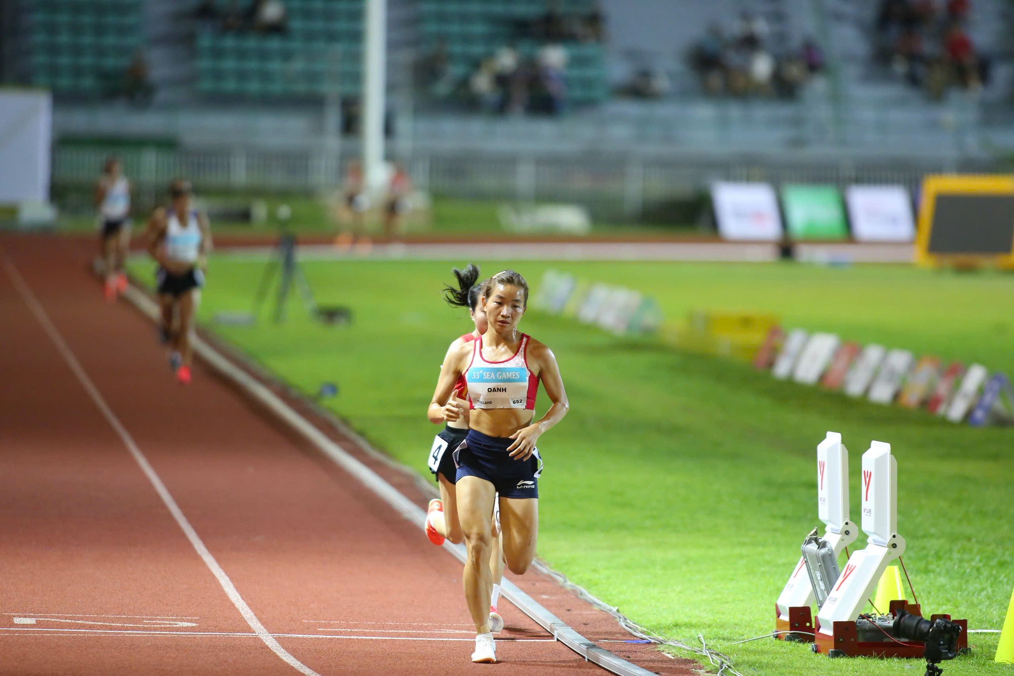 Phỏng vấn nhanh “nữ hoàng điền kinh” Nguyễn Thị Oanh 5 lần vô đối SEA Games: Động lực to lớn từ 2 tiếng “Việt Nam”- Ảnh 2. Phỏng vấn nhanh “nữ hoàng điền kinh” Nguyễn Thị Oanh 5 lần vô đối SEA Games: Động lực to lớn từ 2 tiếng “Việt Nam”- Ảnh 2.