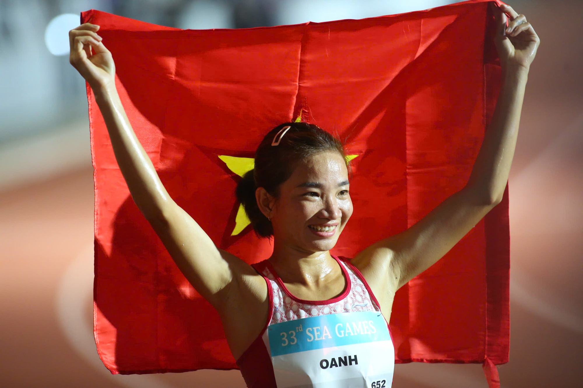 Phỏng vấn nhanh “nữ hoàng điền kinh” Nguyễn Thị Oanh 5 lần vô đối SEA Games: Động lực to lớn từ 2 tiếng “Việt Nam”- Ảnh 5. Phỏng vấn nhanh “nữ hoàng điền kinh” Nguyễn Thị Oanh 5 lần vô đối SEA Games: Động lực to lớn từ 2 tiếng “Việt Nam”- Ảnh 5.