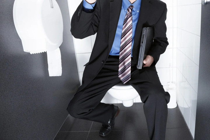 Nh&acirc;n vi&ecirc;n bị sa thải v&igrave; 'đi vệ sinh qu&aacute; l&acirc;u trong giờ l&agrave;m'- Ảnh 1.