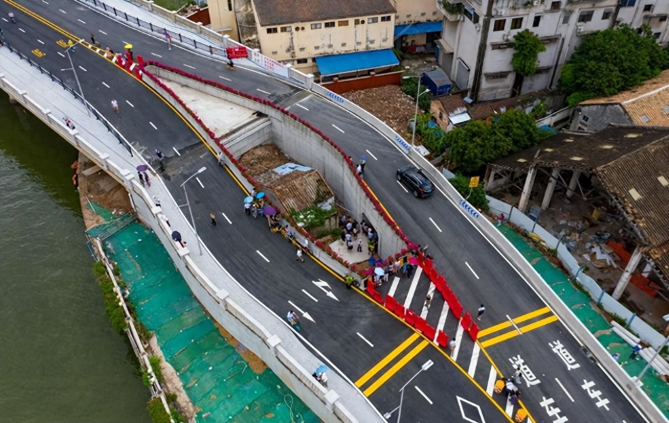 Từng cố thủ 10 năm để đòi 56 tỷ đồng đền bù đất, chủ căn nhà 30m² giờ bật khóc thừa nhận: “Tôi chỉ muốn thoát khỏi nơi này”- Ảnh 1. Từng cố thủ 10 năm để đòi 56 tỷ đồng đền bù đất, chủ căn nhà 30m² giờ bật khóc thừa nhận: “Tôi chỉ muốn thoát khỏi nơi này”- Ảnh 1.