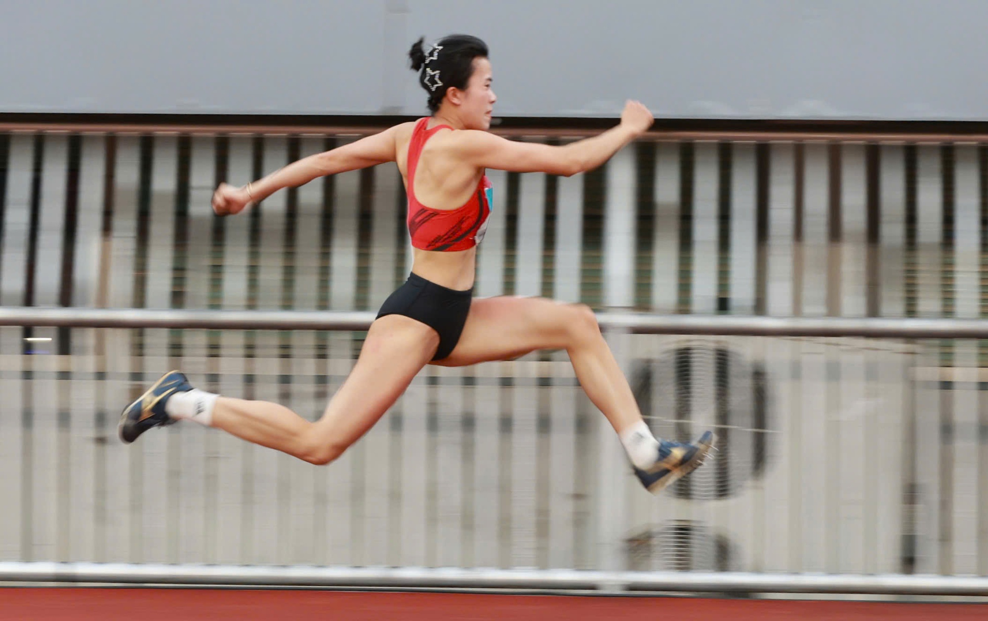 Cực xót khoảnh khắc VĐV Việt Nam chấn thương đau đớn vẫn cố giành HCĐ SEA Games, bật khóc vì nhớ con- Ảnh 1. Cực xót khoảnh khắc VĐV Việt Nam chấn thương đau đớn vẫn cố giành HCĐ SEA Games, bật khóc vì nhớ con- Ảnh 1.