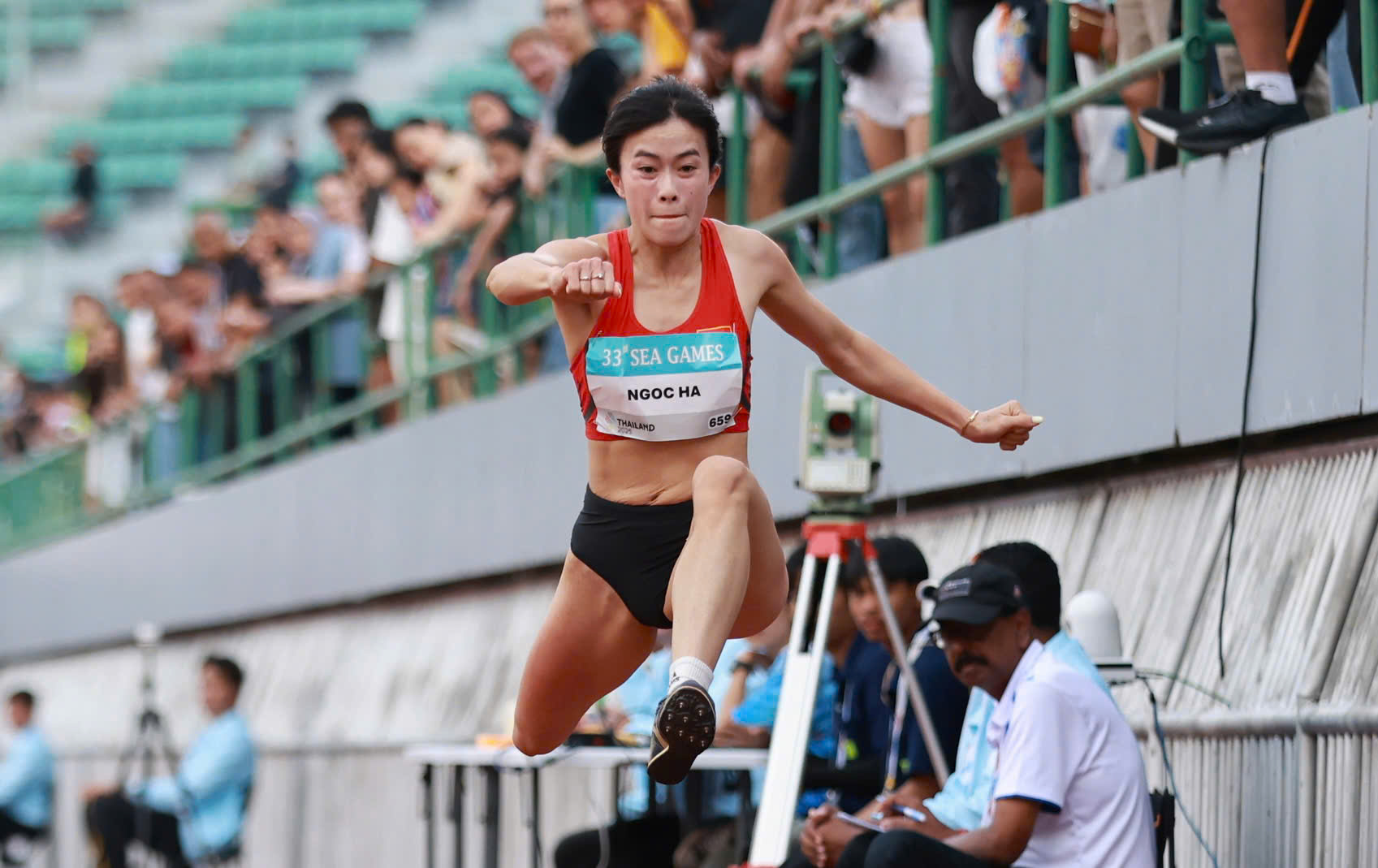 Cực xót khoảnh khắc VĐV Việt Nam chấn thương đau đớn vẫn cố giành HCĐ SEA Games, bật khóc vì nhớ con- Ảnh 2. Cực xót khoảnh khắc VĐV Việt Nam chấn thương đau đớn vẫn cố giành HCĐ SEA Games, bật khóc vì nhớ con- Ảnh 2.