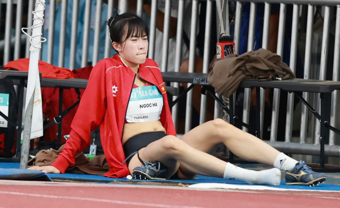 Cực xót khoảnh khắc VĐV Việt Nam chấn thương đau đớn vẫn cố giành HCĐ SEA Games, bật khóc vì nhớ con- Ảnh 11. Cực xót khoảnh khắc VĐV Việt Nam chấn thương đau đớn vẫn cố giành HCĐ SEA Games, bật khóc vì nhớ con- Ảnh 11.