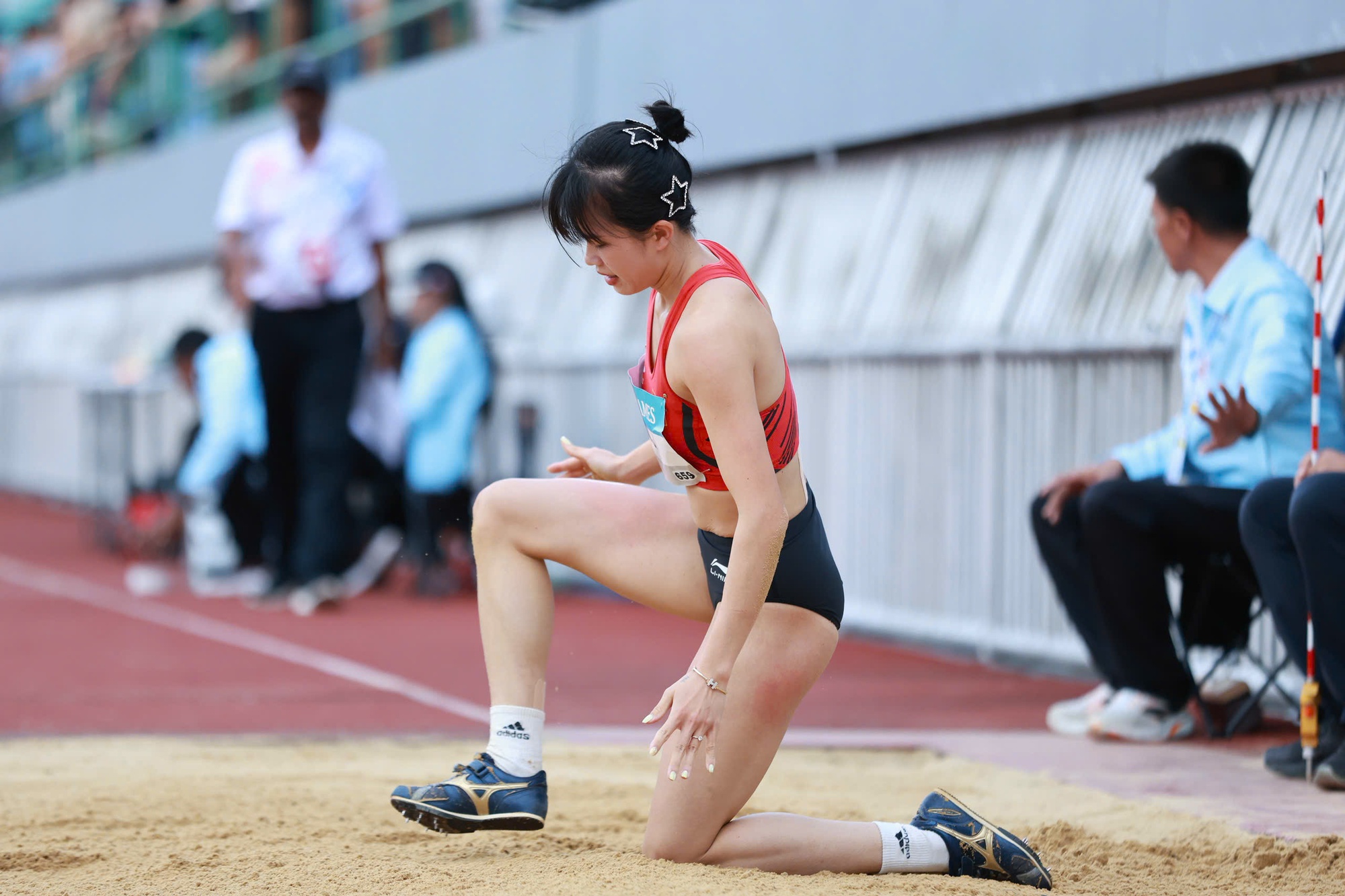 Cực xót khoảnh khắc VĐV Việt Nam chấn thương đau đớn vẫn cố giành HCĐ SEA Games, bật khóc vì nhớ con- Ảnh 8. Cực xót khoảnh khắc VĐV Việt Nam chấn thương đau đớn vẫn cố giành HCĐ SEA Games, bật khóc vì nhớ con- Ảnh 8.