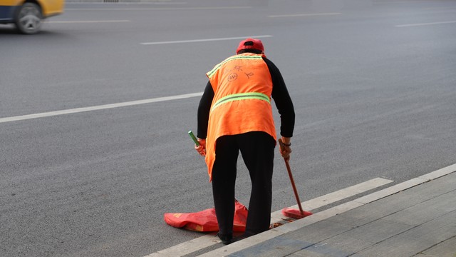 B&aacute;c lao c&ocirc;ng qu&eacute;t đường nhặt được bọc tiền 1,4 tỷ, đứng canh b&ecirc;n vỉa h&egrave; suốt 3 tiếng giữa đ&ecirc;m đ&ocirc;ng- Ảnh 3.