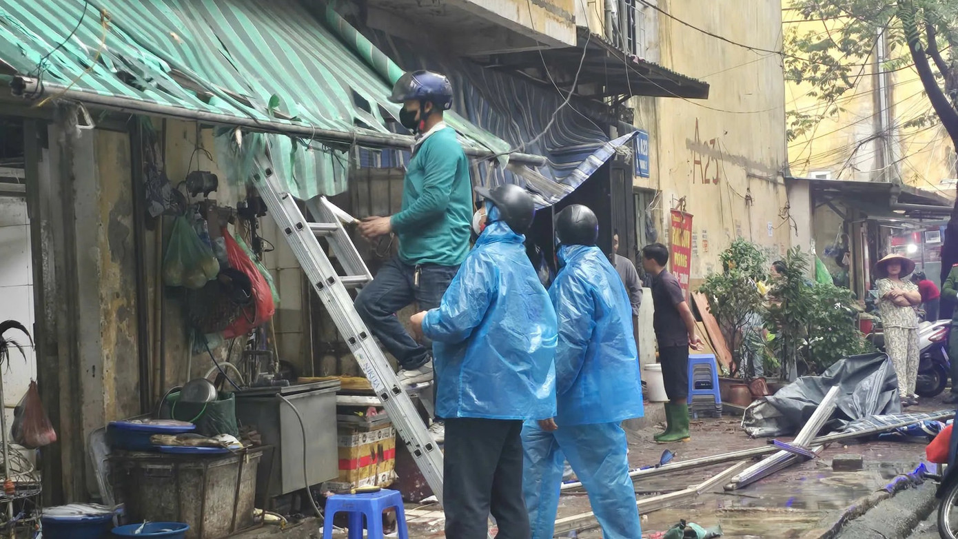 Hà Nội đồng loạt ra quân xử lý lấn chiếm vỉa hè, quyết không 'bắt cóc bỏ đĩa'- Ảnh 1.