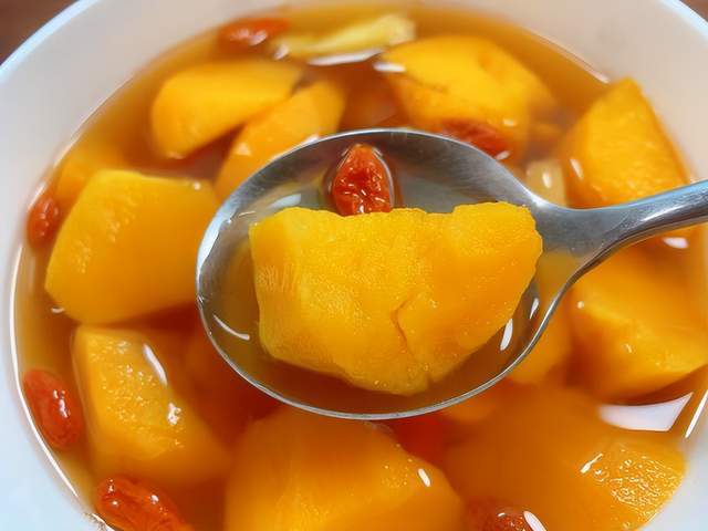 Thật ra đ&acirc;y mới l&agrave; m&oacute;n phụ nữ n&ecirc;n uống nhiều hơn v&igrave; n&oacute; l&agrave;m ấm cơ thể, bổ dạ d&agrave;y v&agrave; dưỡng nhan hơn cả gelatin da lừa!- Ảnh 1.