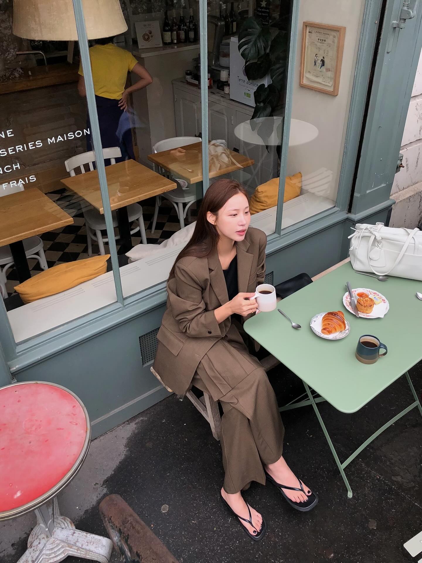 5 mẫu quần dài phủ sóng suốt năm 2025, toàn kiểu đẹp trường tồn với thời gian- Ảnh 9. 5 mẫu quần dài phủ sóng suốt năm 2025, toàn kiểu đẹp trường tồn với thời gian- Ảnh 9.