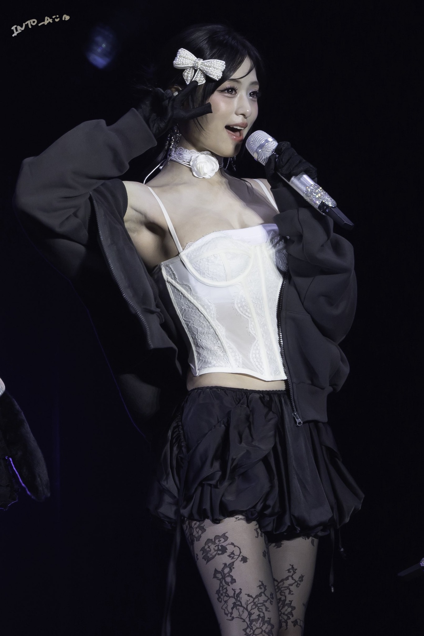 Nữ idol 18 tuổi mặc đồ qu&aacute; bạo, fan bức x&uacute;c- Ảnh 1.