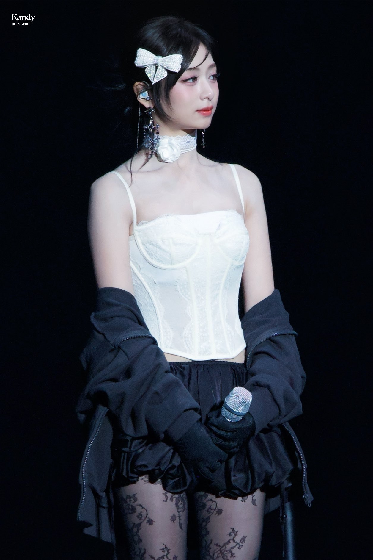 Nữ idol 18 tuổi mặc đồ qu&aacute; bạo, fan bức x&uacute;c- Ảnh 3.