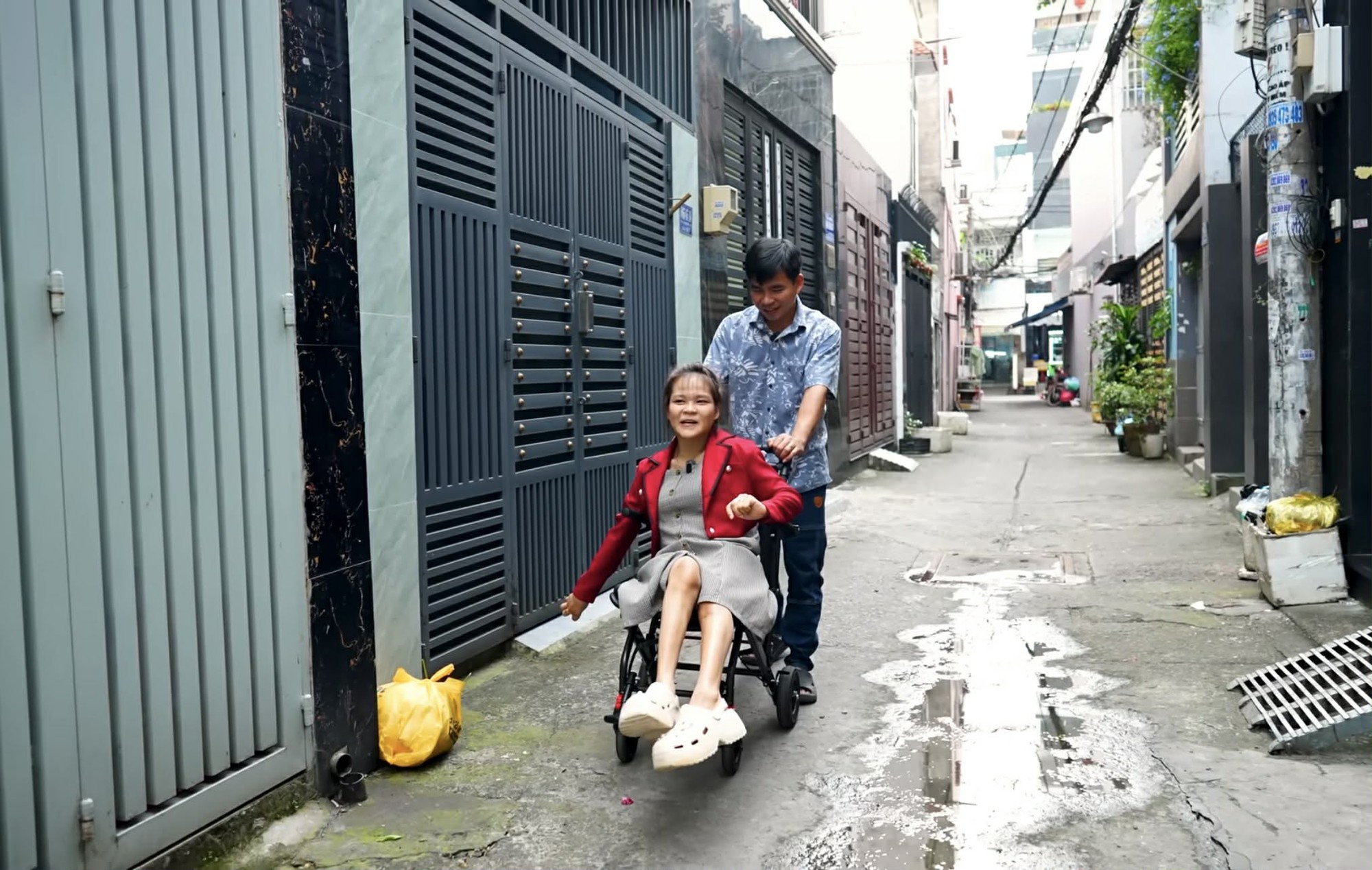 Anh chàng điển trai cưới cô gái ngồi xe lăn, cực thích một điều ở vợ, hứa sẽ yêu hết đời- Ảnh 6. Anh chàng điển trai cưới cô gái ngồi xe lăn, cực thích một điều ở vợ, hứa sẽ yêu hết đời- Ảnh 6.