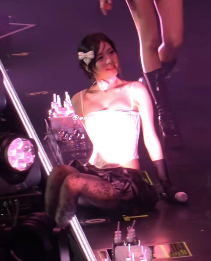 Nữ idol 18 tuổi mặc đồ qu&aacute; bạo, fan bức x&uacute;c- Ảnh 6.