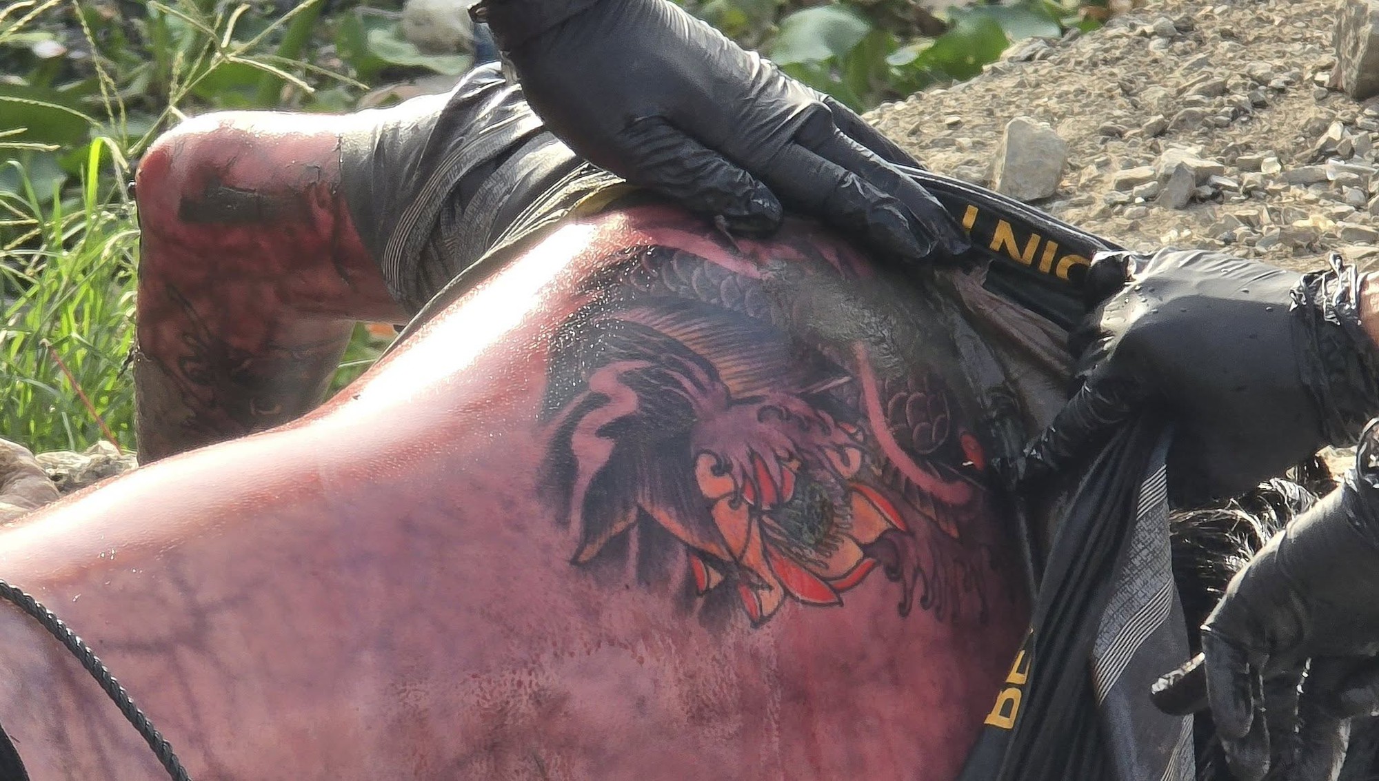 Ai biết thông tin liên quan thi thể nam có hình xăm cá chép bên hoa sen, liên hệ ngay công an số 0937.349.345- Ảnh 1. Ai biết thông tin liên quan thi thể nam có hình xăm cá chép bên hoa sen, liên hệ ngay công an số 0937.349.345- Ảnh 1.