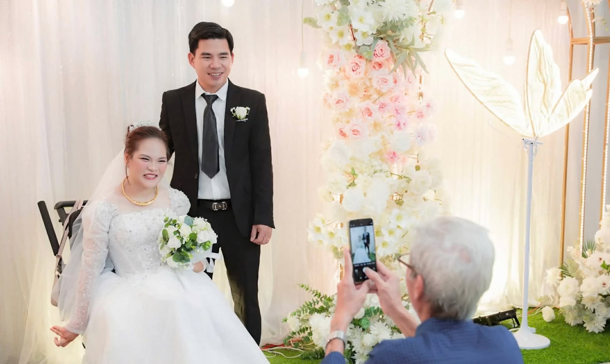 Anh chàng điển trai cưới cô gái ngồi xe lăn, cực thích một điều ở vợ, hứa sẽ yêu hết đời- Ảnh 2. Anh chàng điển trai cưới cô gái ngồi xe lăn, cực thích một điều ở vợ, hứa sẽ yêu hết đời- Ảnh 2.