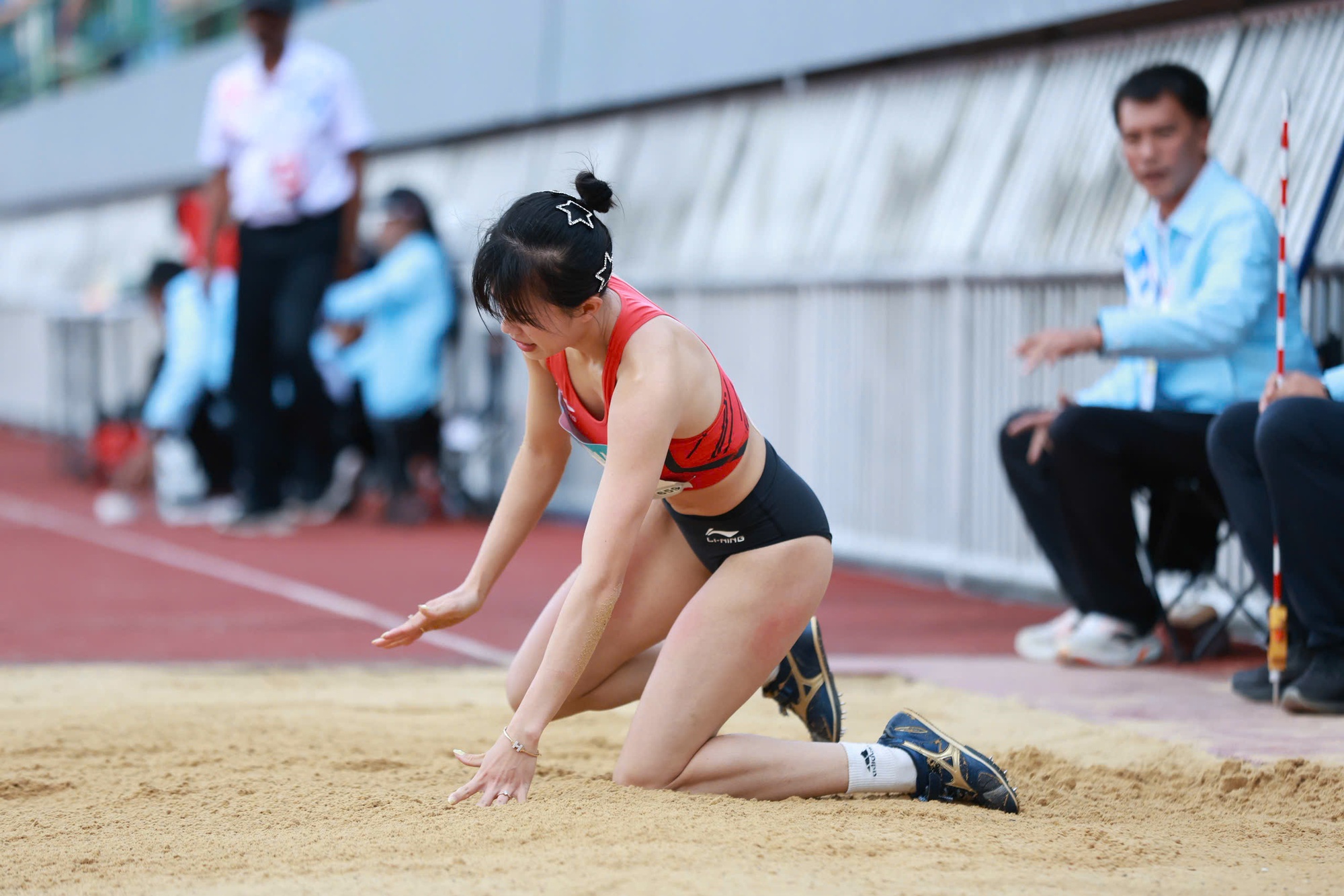 Cực xót khoảnh khắc VĐV Việt Nam chấn thương đau đớn vẫn cố giành HCĐ SEA Games, bật khóc vì nhớ con- Ảnh 6. Cực xót khoảnh khắc VĐV Việt Nam chấn thương đau đớn vẫn cố giành HCĐ SEA Games, bật khóc vì nhớ con- Ảnh 6.