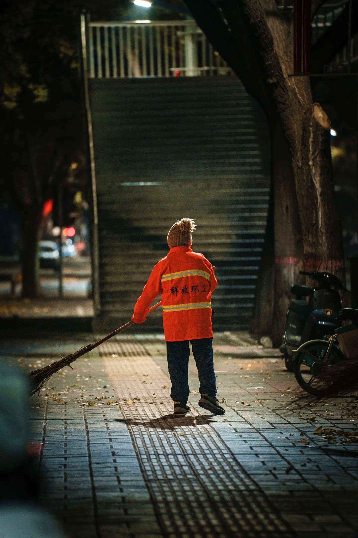 B&aacute;c lao c&ocirc;ng qu&eacute;t đường nhặt được bọc tiền 1,4 tỷ, đứng canh b&ecirc;n vỉa h&egrave; suốt 3 tiếng giữa đ&ecirc;m đ&ocirc;ng- Ảnh 1.