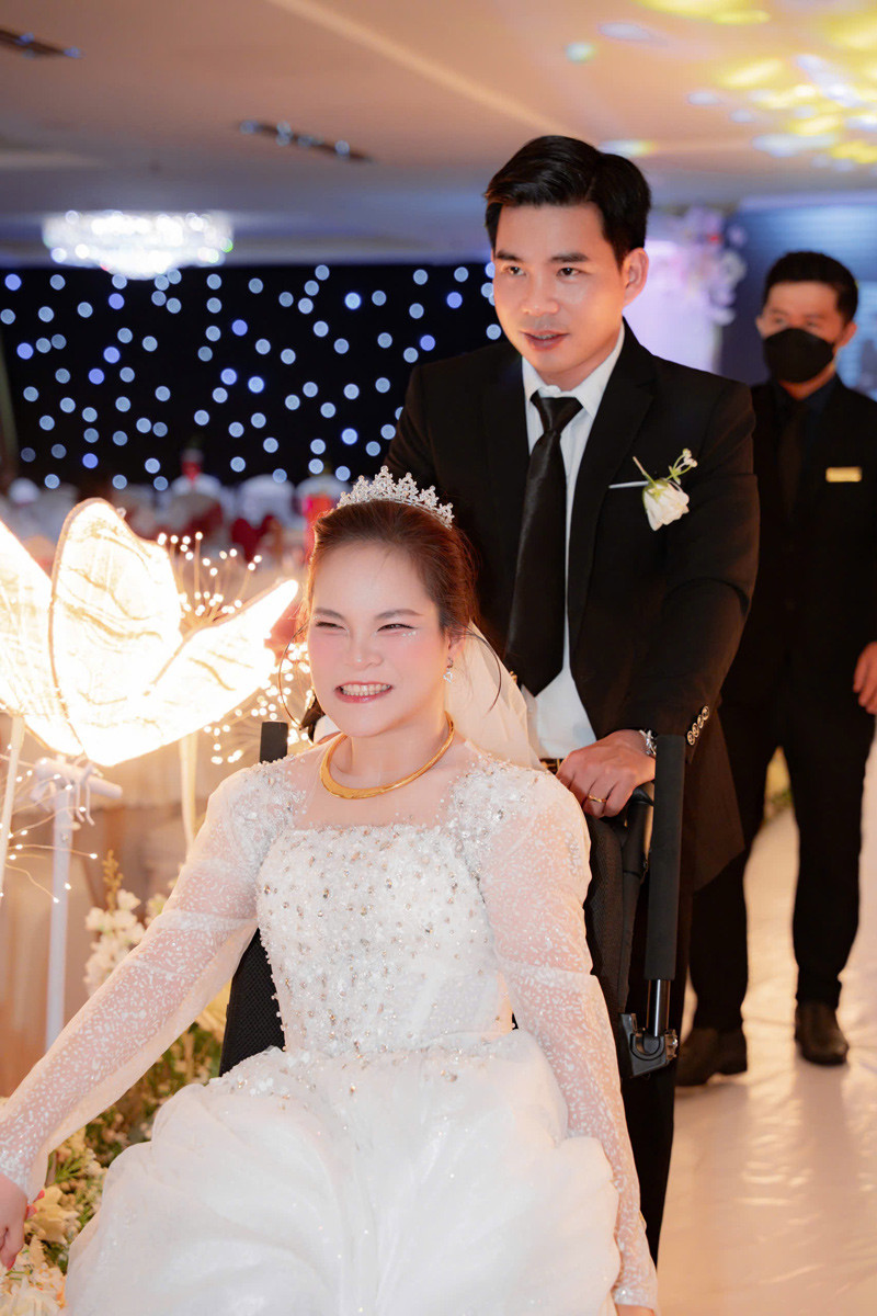 Anh chàng điển trai cưới cô gái ngồi xe lăn, cực thích một điều ở vợ, hứa sẽ yêu hết đời- Ảnh 3. Anh chàng điển trai cưới cô gái ngồi xe lăn, cực thích một điều ở vợ, hứa sẽ yêu hết đời- Ảnh 3.