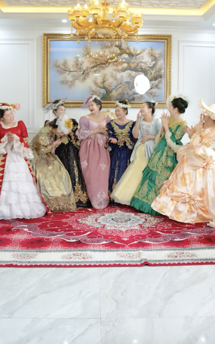 Độc lạ &ldquo;Gia Tộc Họ Đặng&rdquo;: 7 chị chồng thu&ecirc; v&aacute;y qu&yacute; tộc ch&acirc;u &Acirc;u mở tiệc đầy th&aacute;ng cho ch&aacute;u- Ảnh 1.