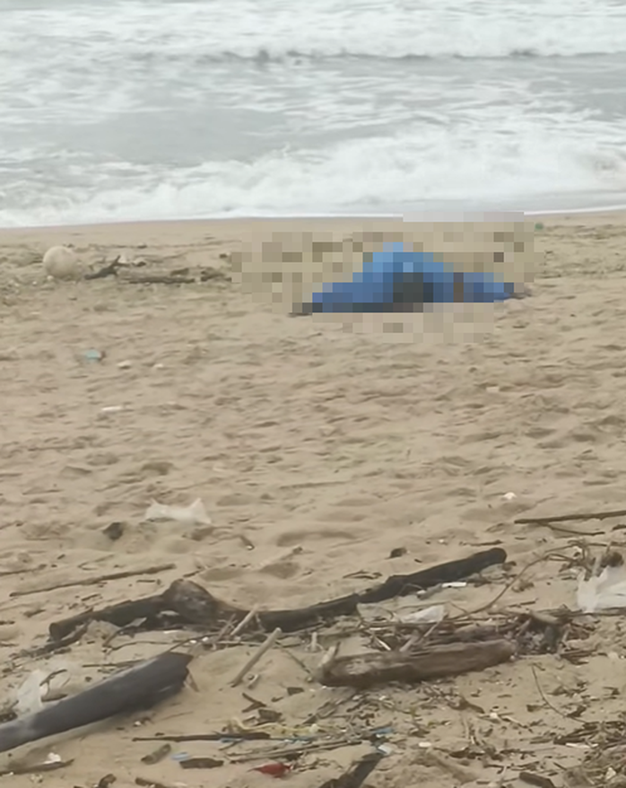 Phát hiện 2 thi thể trôi dạt vào bờ biển TP Đà Nẵng- Ảnh 2. Phát hiện 2 thi thể trôi dạt vào bờ biển TP Đà Nẵng- Ảnh 2.