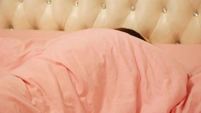 Ở tuổi n&agrave;o đi nữa, thường xuy&ecirc;n thức giấc l&uacute;c 3-4 giờ s&aacute;ng v&agrave; kh&ocirc;ng thể ngủ lại được th&igrave; đừng bỏ qua 5 nguy&ecirc;n nh&acirc;n n&agrave;y- Ảnh 1.