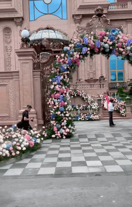 Lại thêm một đám cưới của ái nữ tập đoàn: Cứ nhìn cổng hoa và tòa lâu đài phía sau là biết!- Ảnh 1.