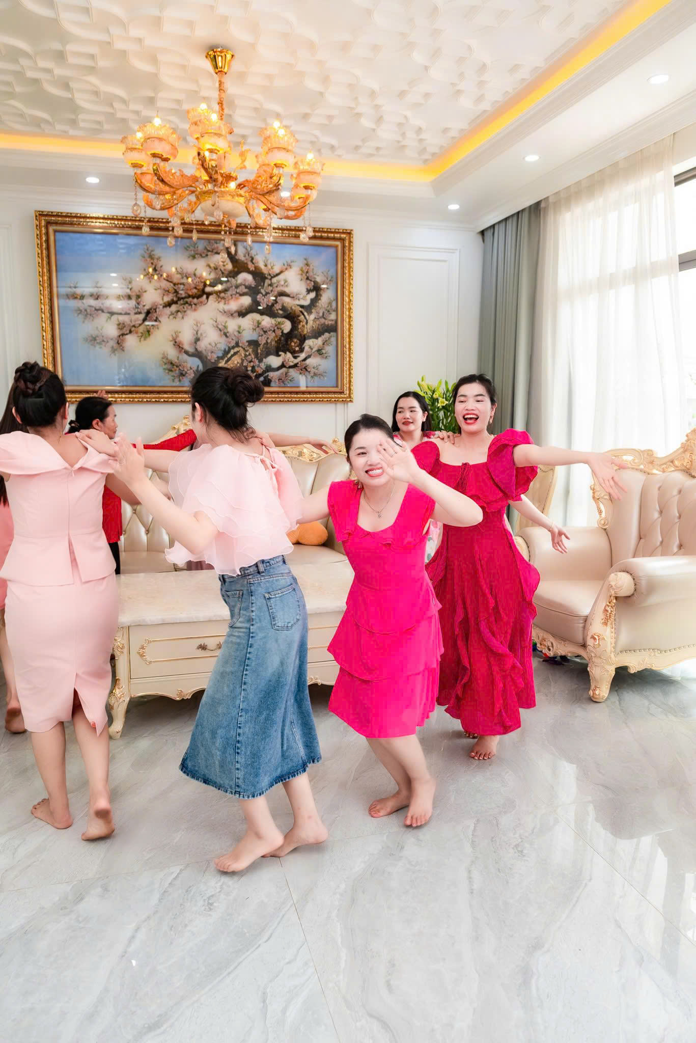 Độc lạ &ldquo;Gia Tộc Họ Đặng&rdquo;: 7 chị chồng thu&ecirc; v&aacute;y qu&yacute; tộc ch&acirc;u &Acirc;u mở tiệc đầy th&aacute;ng cho ch&aacute;u- Ảnh 4.