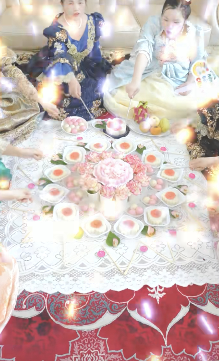 Độc lạ &ldquo;Gia Tộc Họ Đặng&rdquo;: 7 chị chồng thu&ecirc; v&aacute;y qu&yacute; tộc ch&acirc;u &Acirc;u mở tiệc đầy th&aacute;ng cho ch&aacute;u- Ảnh 3.