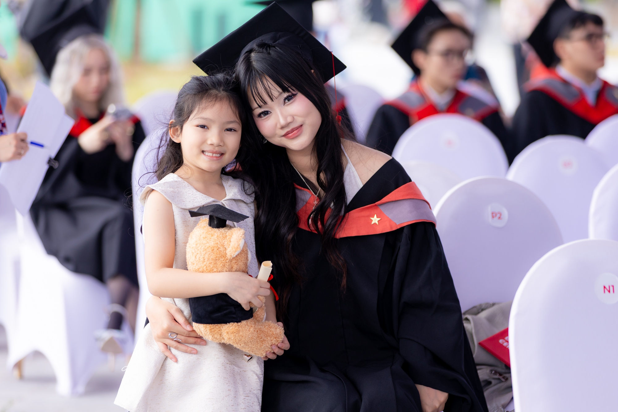 Vác máy đi chụp dàn trai xinh gái đẹp BUV trong lễ tốt nghiệp: Sao visual ai cũng "vuýp" vậy?- Ảnh 9. Vác máy đi chụp dàn trai xinh gái đẹp BUV trong lễ tốt nghiệp: Sao visual ai cũng "vuýp" vậy?- Ảnh 9.