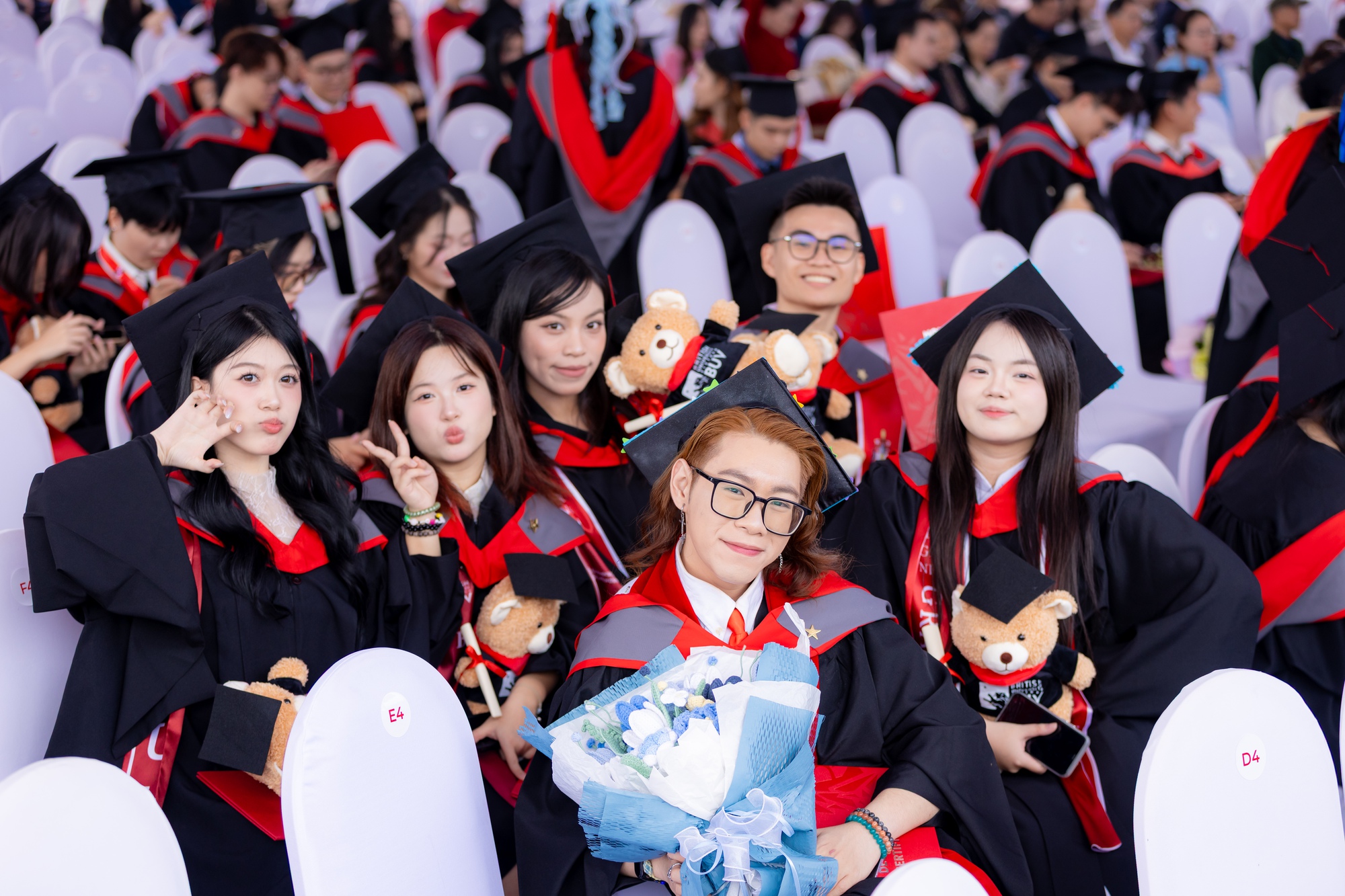 Vác máy đi chụp dàn trai xinh gái đẹp BUV trong lễ tốt nghiệp: Sao visual ai cũng "vuýp" vậy?- Ảnh 12. Vác máy đi chụp dàn trai xinh gái đẹp BUV trong lễ tốt nghiệp: Sao visual ai cũng "vuýp" vậy?- Ảnh 12.